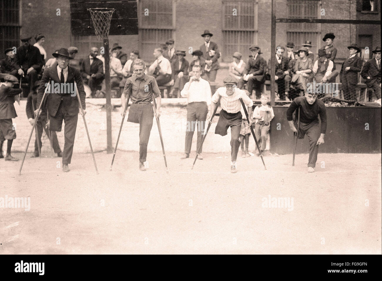 Behinderten Veteranen in einem vierbeinigen Rasse - New York City - 1919 Stockfoto