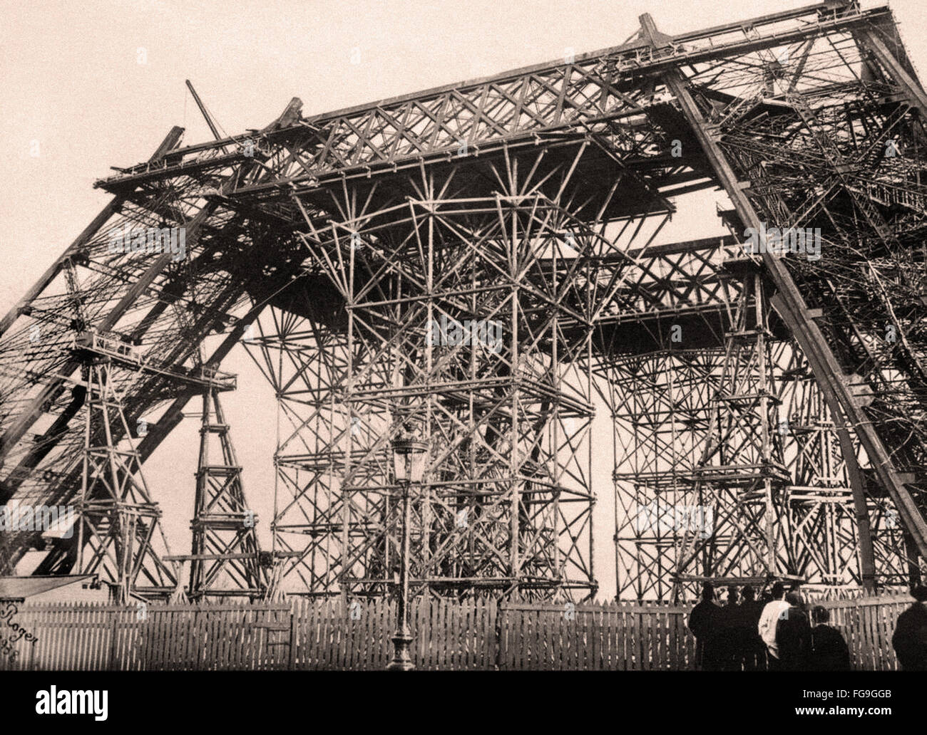 Von Wem Wurde Der Eiffelturm Gebaut Eiffelturm bau -Fotos und -Bildmaterial in hoher Auflösung – Alamy