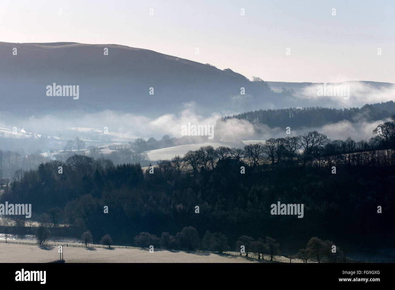 Builth Wells, Powys, UK. 18. Februar 2016. Wolken bilden auf niedrigem Niveau im Wye Valley in den frühen Morgenstunden in der Nähe der kleinen Marktstadt von Builth Wells in Powys, Wales, Großbritannien. Bildnachweis: Graham M. Lawrence/Alamy Live-Nachrichten. Stockfoto