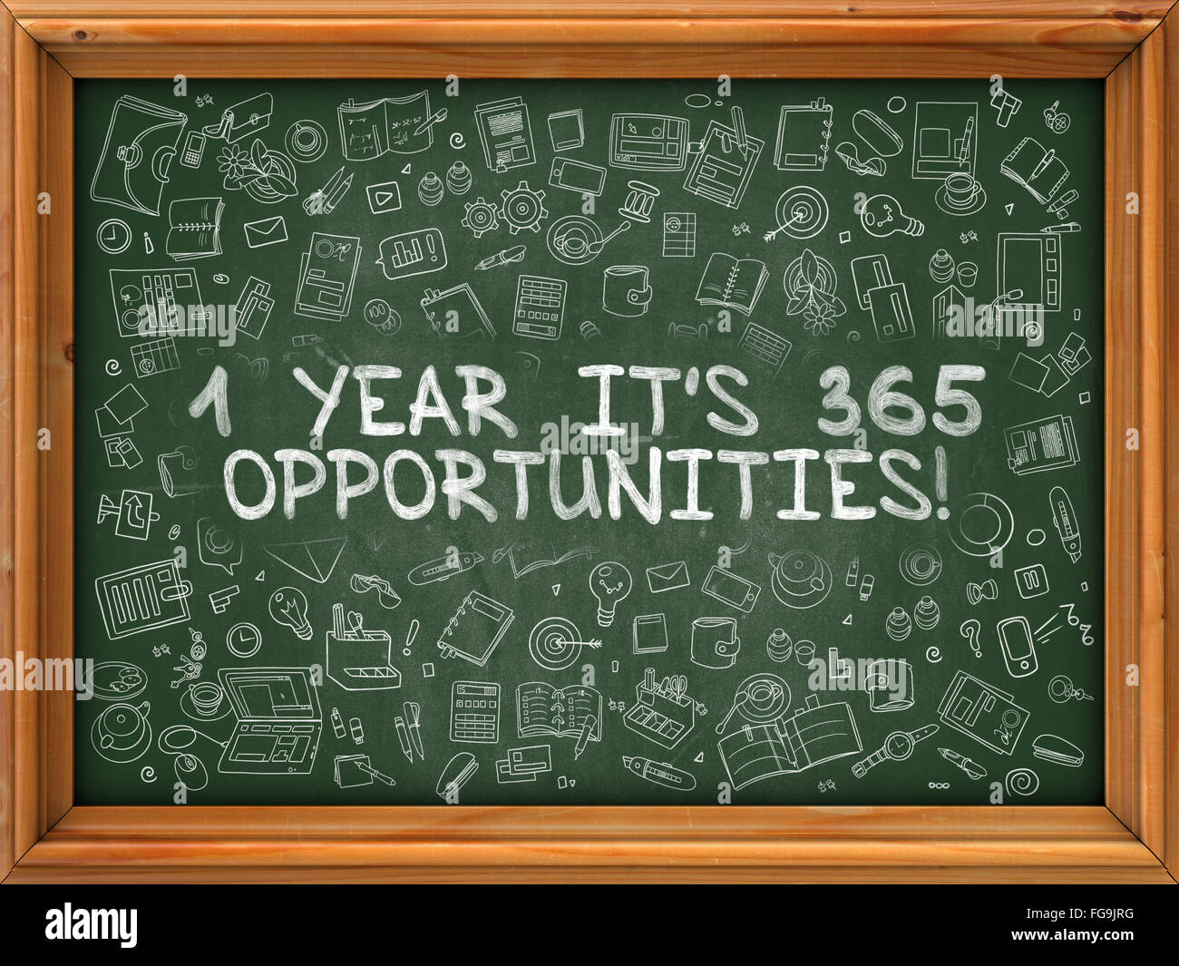 Hand 1 Jahr 365 Chancen auf grüne Tafel gezeichnet. Stockfoto