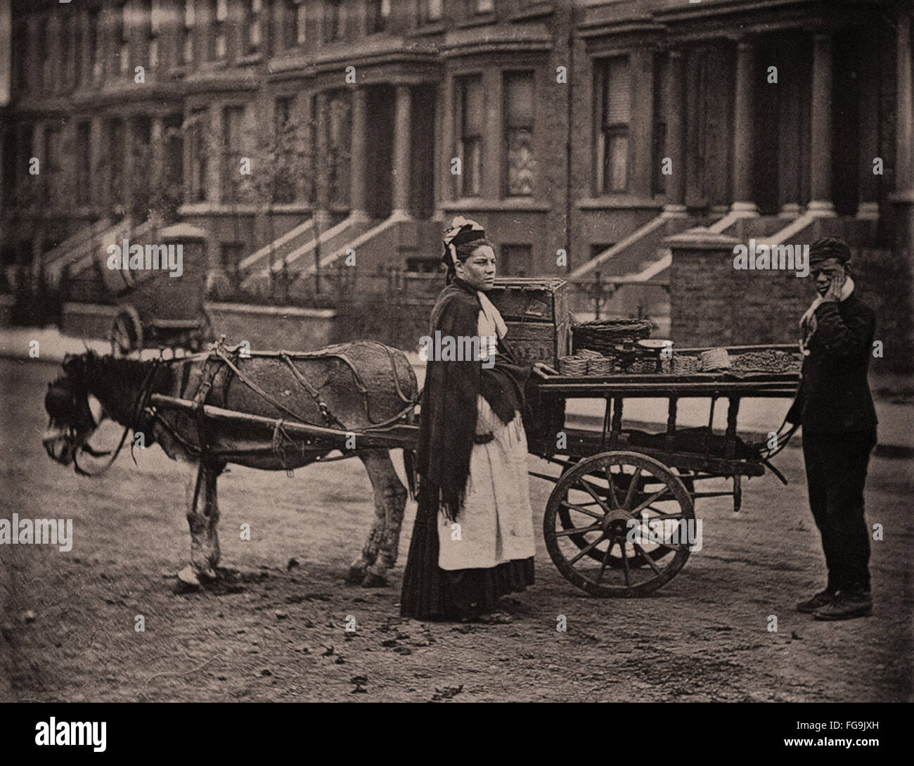 Leben auf der Straße in London aus dem viktorianischen Zeitalter - Händlers Warenkorb Stockfoto