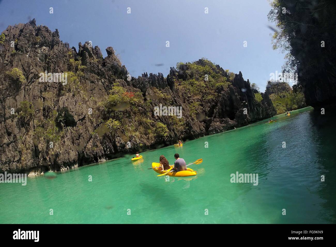 (160218)--Provinz PALAWAN, 18. Februar 2016 (Xinhua)--Urlauber nehmen Kajaks Touren durch Kalkstein-Formationen in der Provinz Palawan, Philippinen, 18. Februar 2016. Einnahmen aus dem Tourismus sind voraussichtlich 2016 nach dem philippinischen Department of Tourism 6,5 Milliarden US-Dollar von der Ankunftshalle von 6 Millionen ausländische Besucher erreichen. (Xinhua/Rouelle Umali) Stockfoto