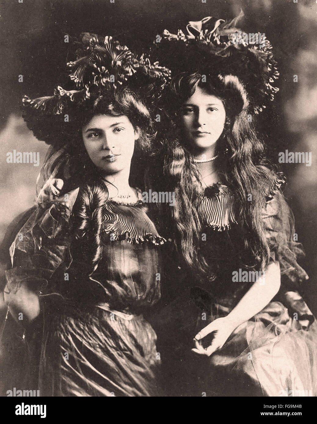 Zwei Mädchen Paare im viktorianischen und Edwardian Ären Stockfoto