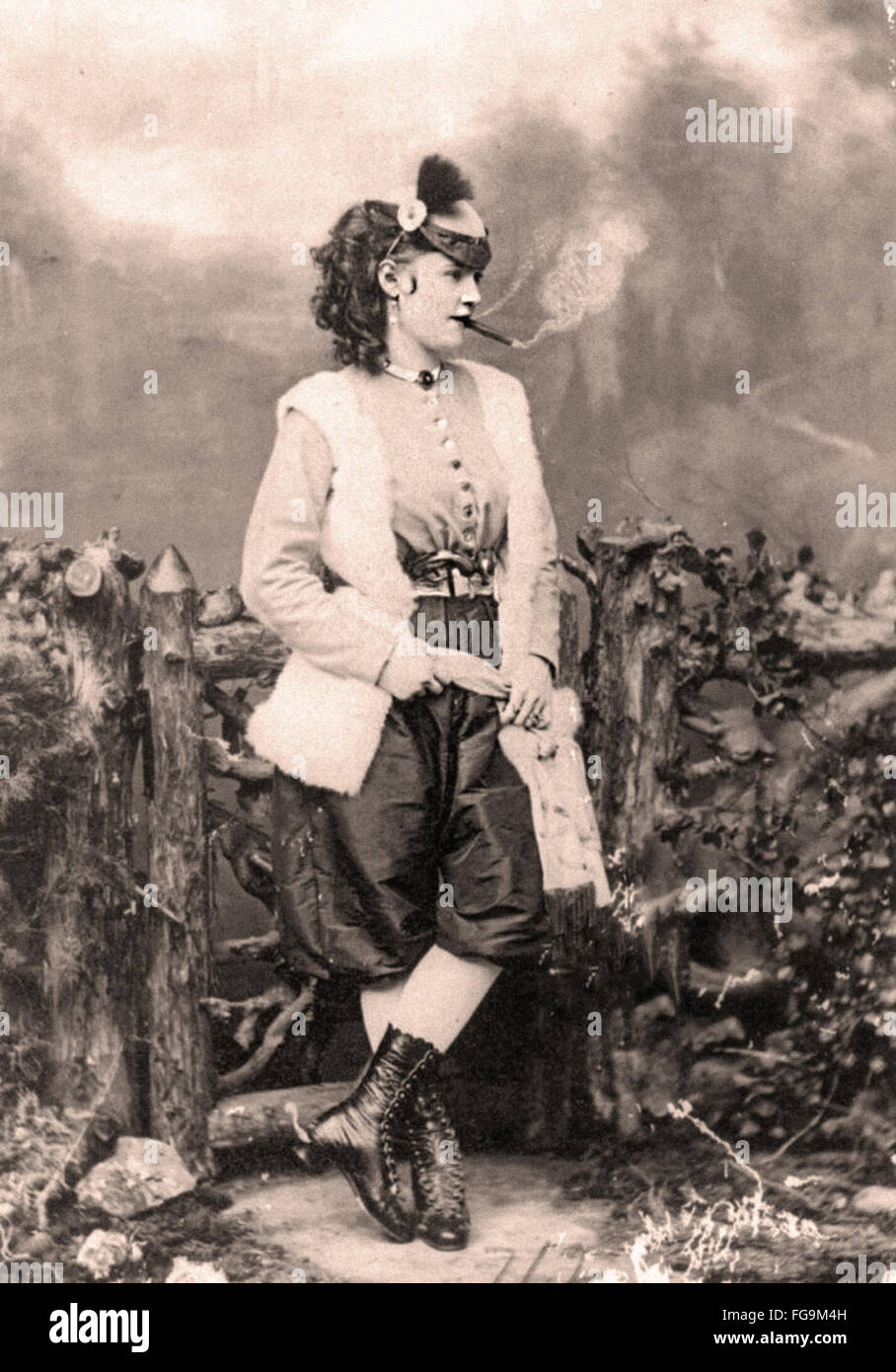 Schöne junge viktorianischen Frauen rauchen Stockfoto