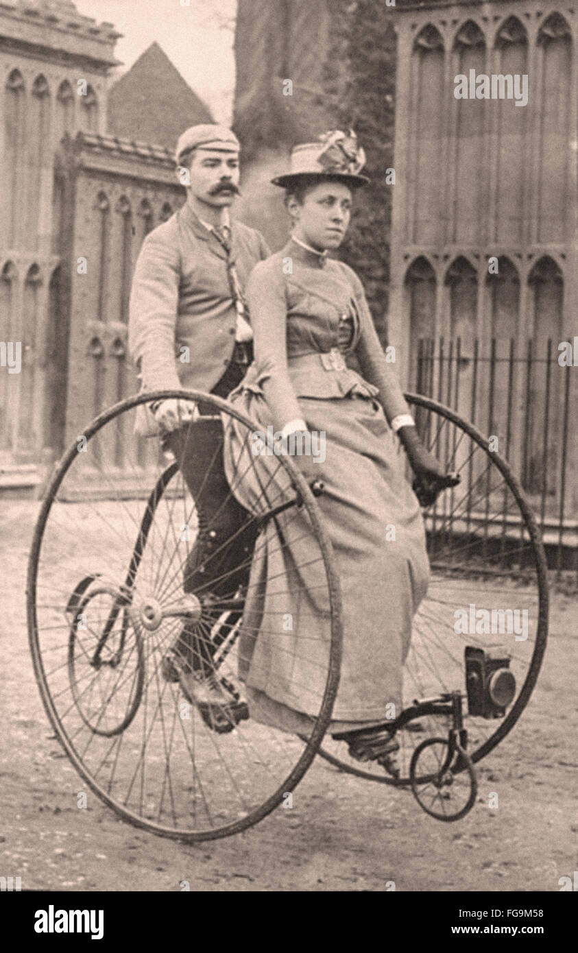 Viktorianische paar auf einem Tandem-Fahrrad.  -1890 Stockfoto