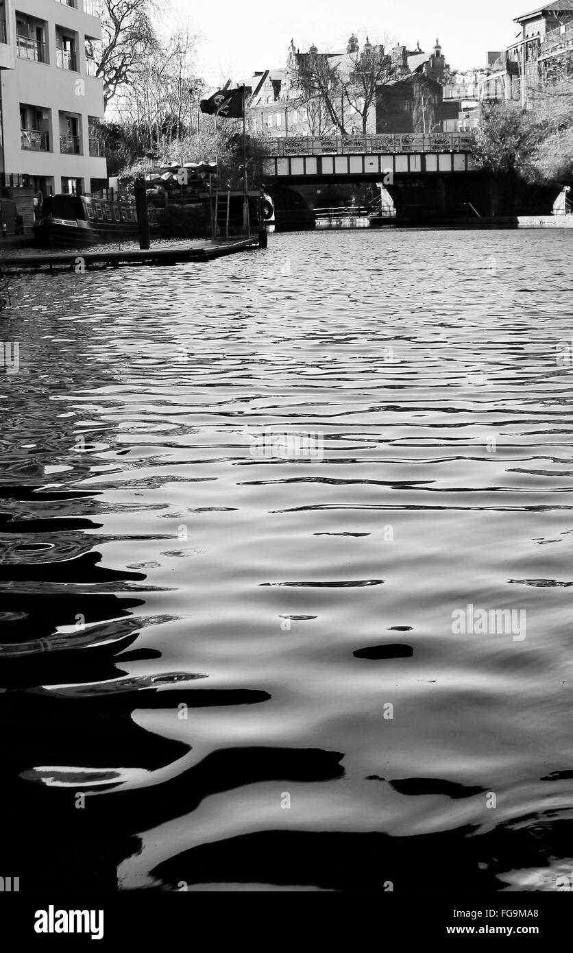 Kanal-Lastkahn auf Kanal Fluss - Regents Canal, London Stockfoto