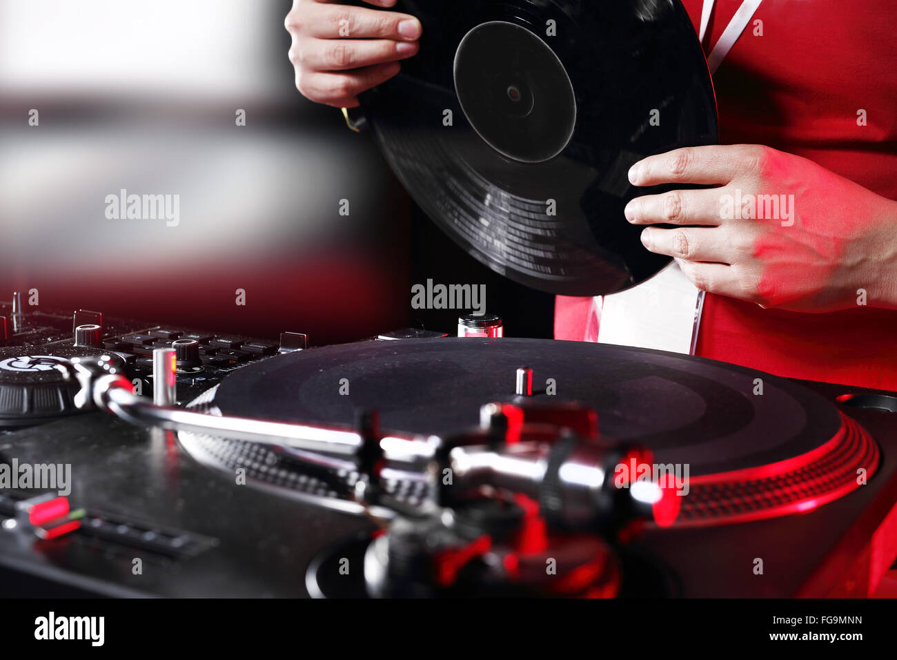 Mischpult, DJ-Job in der Disco. Vinyl, Musik mit Seele. Musik von Vinyl.  Clubbing. DJ beats mit schwarzen Platte Stockfotografie - Alamy