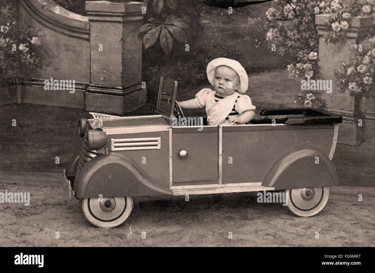 Oldtimer Tretauto im frühen Jahrhundert XX Stockfoto Oldtimer Tretauto im frühen Jahrhundert XX Stockfoto