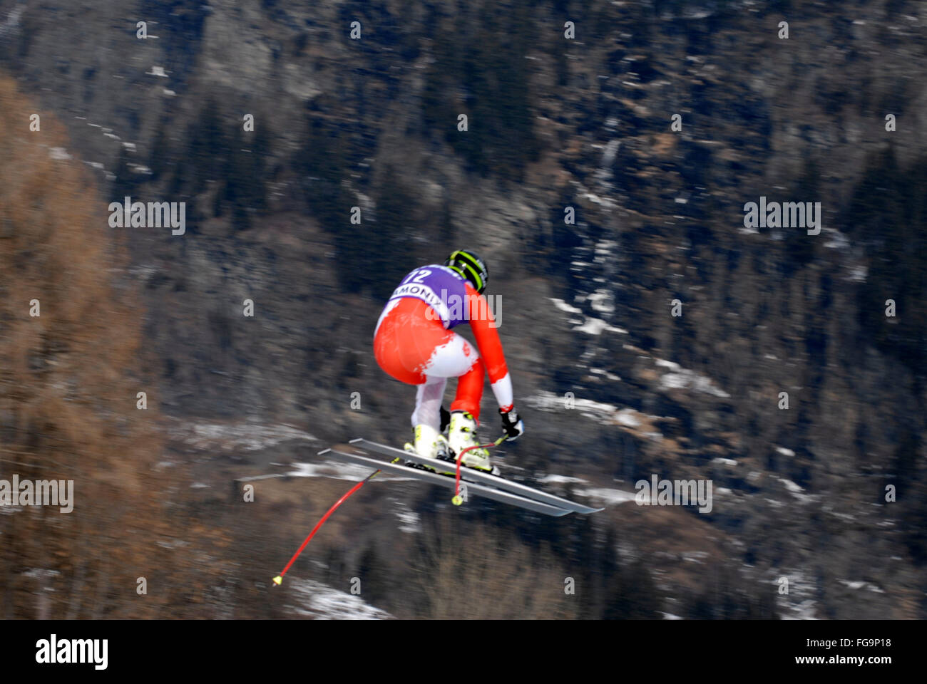 Herren Abfahrt Ski Racer in der Luft Stockfoto