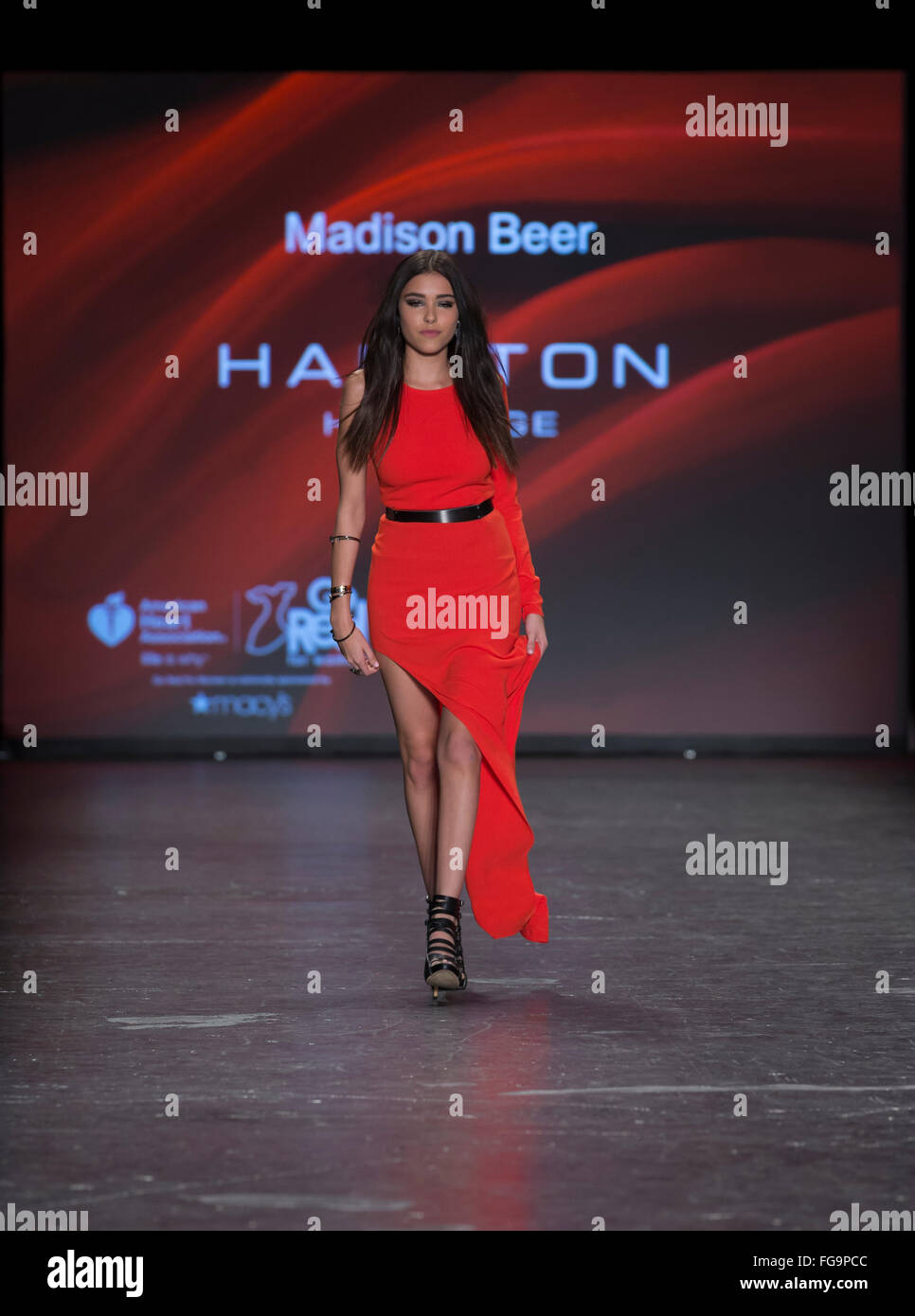 NEW YORK, NY - 11. Februar 2016: Madison Beer Kleid von Halston Heritage Spaziergänge Start-und Landebahn für die Herzen Wahrheit Red Dress Collection 2016-Modenschau bei Moynihan Station Stockfoto