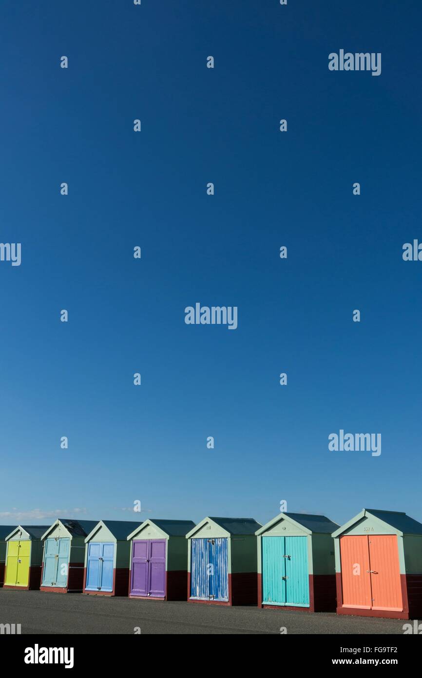Strandhütten gegen blauen Himmel Stockfoto
