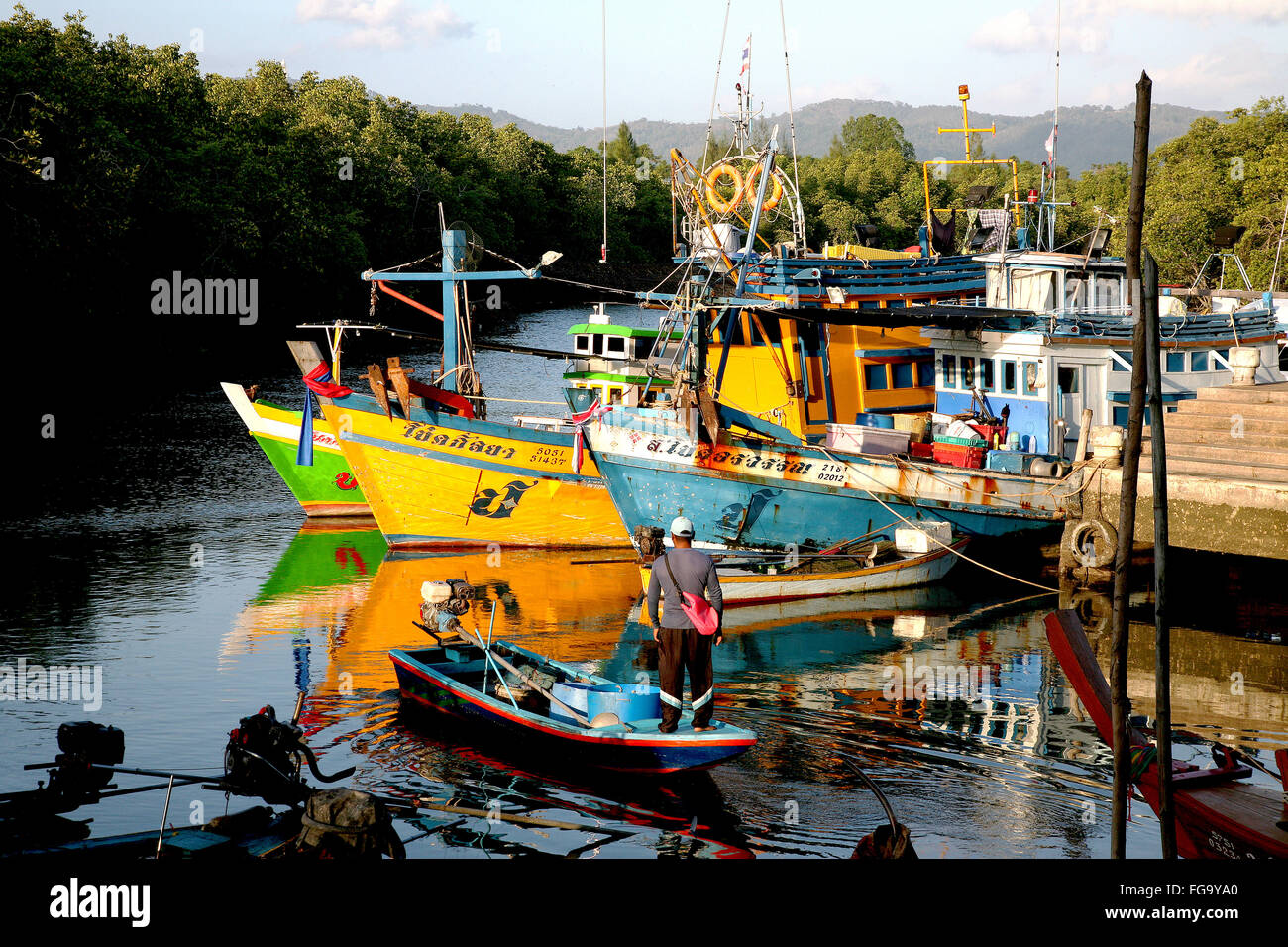 Thailand Phuket Laem Panwa Smøla Boote in den Mangroven am Borae Adrian Baker Stockfoto