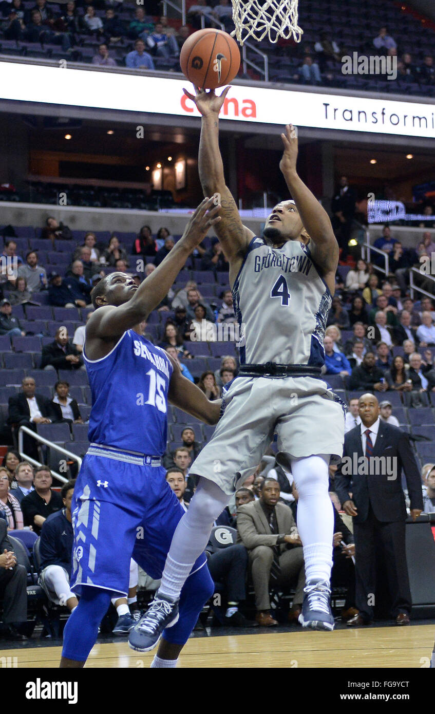 17. Februar 2016 - Washington, DC, USA - 20160217 - Georgetown guard D'VAUNTES SMITH-RIVERA (4) punktet gegen Seton Hall Garde Jesaja WHITEHEAD (15) in der zweiten Hälfte im Verizon Center in Washington. (Kredit-Bild: © Chuck Myers über ZUMA Draht) Stockfoto