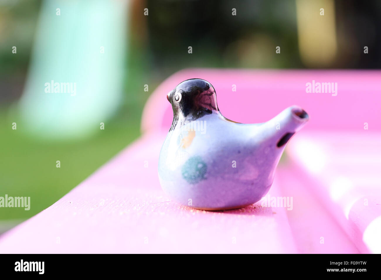 Gartendekoration. Anordnung, Gartendekoration. Ton Vogel, Gartendekoration Stockfoto