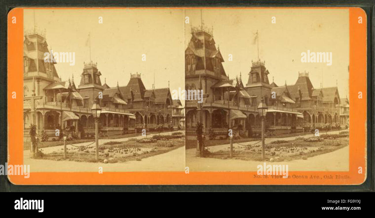 Ein historisches Foto von R.G. Shute mit Blick auf die Ocean Avenue in Oak Bluffs. Das Vintage-Foto ist Teil eines Archivs, das die historische Szene von Oak Bluffs dokumentiert und seinen architektonischen Stil und die landschaftliche Schönheit einer früheren Zeit festgehalten. Stockfoto