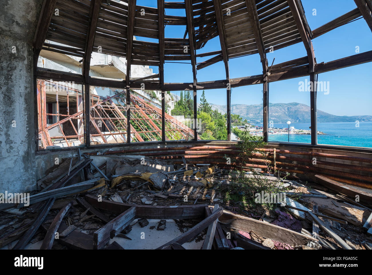 Innere des verlassenen Hotel in Kupari, touristischen Komplex zerstört während kroatischer Krieg von Unabhängigkeit (1991-1995) Stockfoto