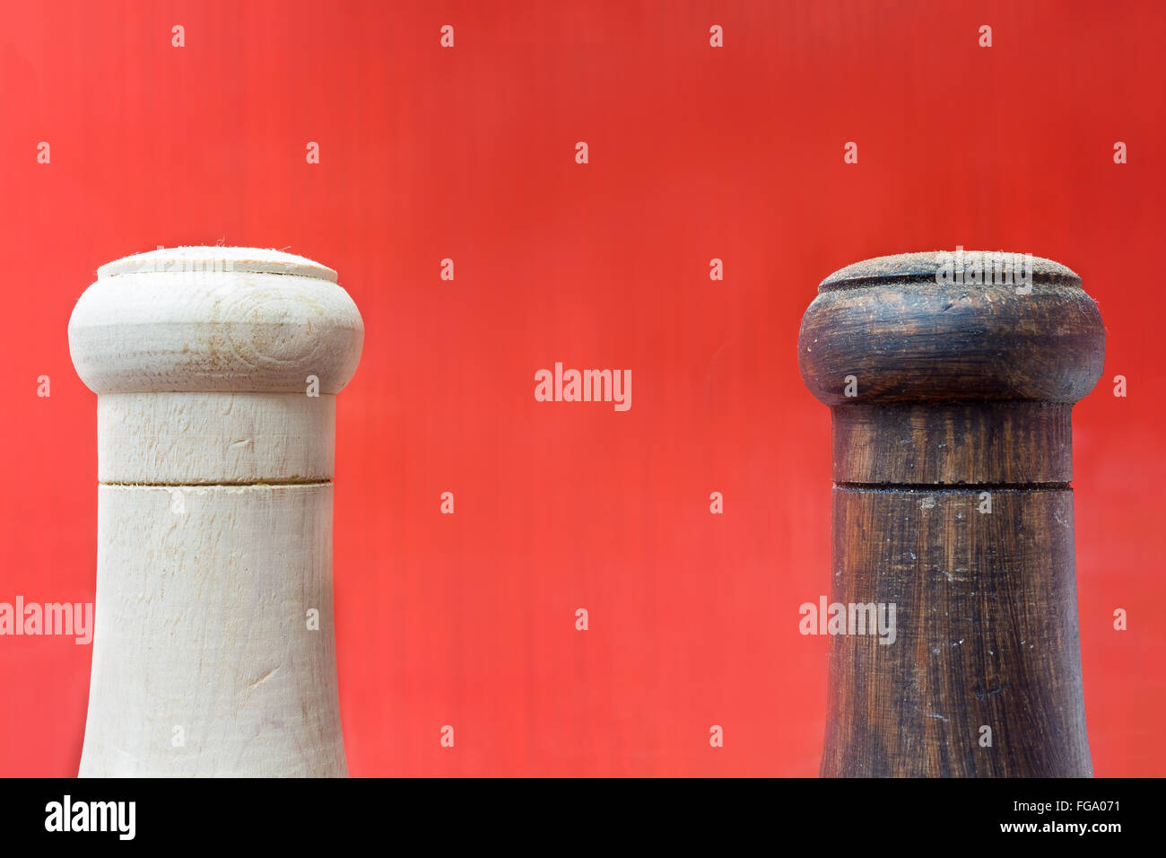 Salz- und Pfefferstreuer mit einem roten Hintergrund Stockfoto