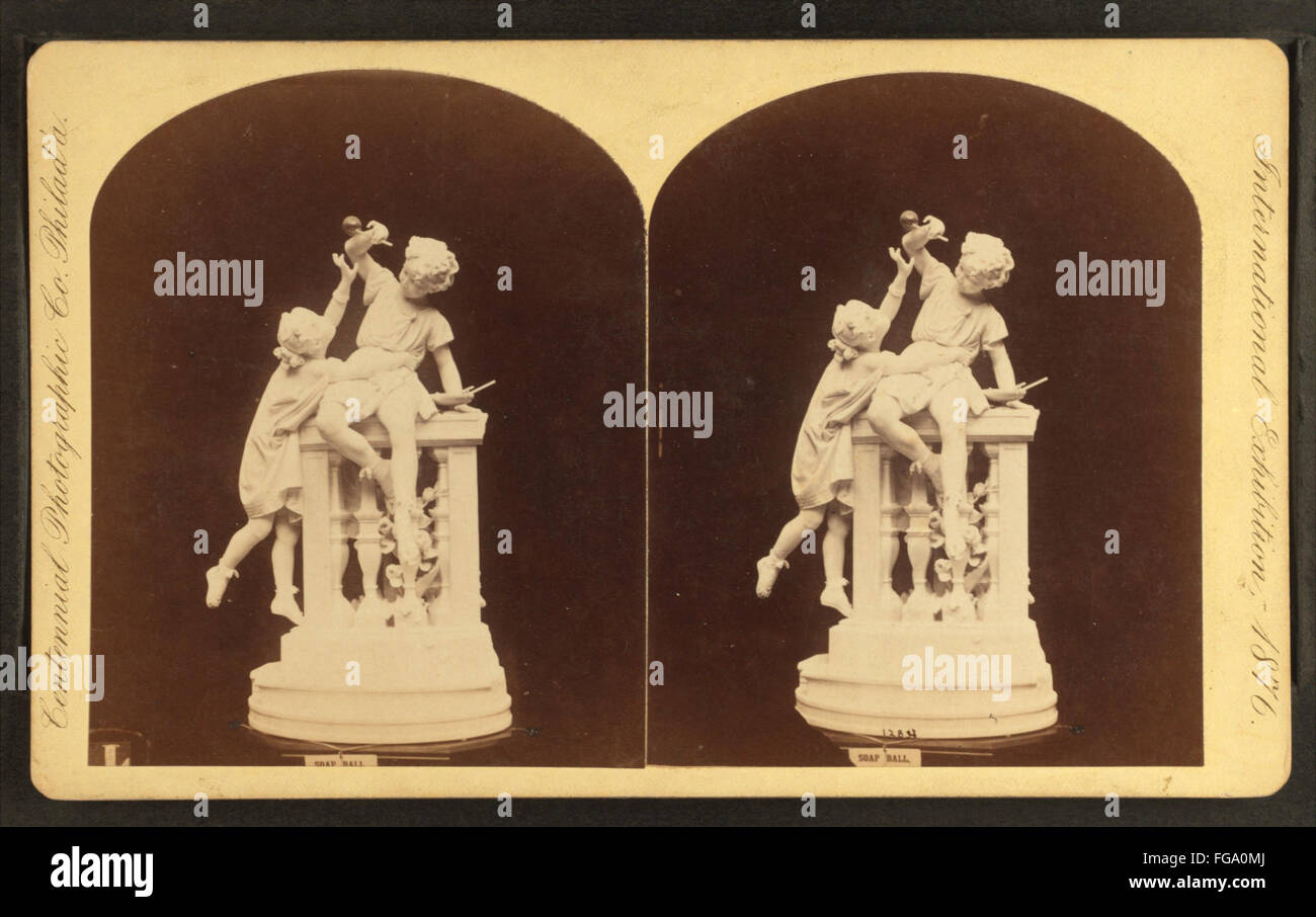 „Soap Ball“, eine Skulptur von Centennial Photographic Co., fängt die Fragilität und Einfachheit der Form auf abstrakte Weise ein. Die Fotografie, ein historisches Archivstück, präsentiert das Werk als zeitlose Darstellung minimalistischer Kunst. Stockfoto