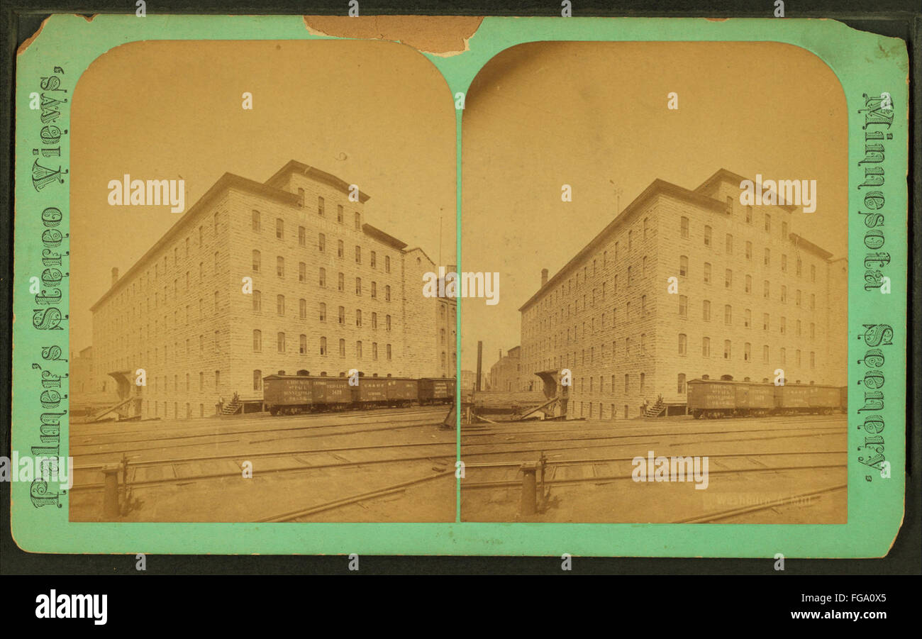 Ein historisches Foto der Washburn Mill, Teil der Palmer's Scenic Views Sammlung. Das Bild zeigt die Struktur der Mühle und spiegelt ihre Rolle in der Industriegeschichte der Region und die historische Bedeutung wasserbetriebener Mühlen in Amerika wider. Stockfoto Ein historisches Foto der Washburn Mill, Teil der Palmer's Scenic Views Sammlung. Das Bild zeigt die Struktur der Mühle und spiegelt ihre Rolle in der Industriegeschichte der Region und die historische Bedeutung wasserbetriebener Mühlen in Amerika wider. Stockfoto