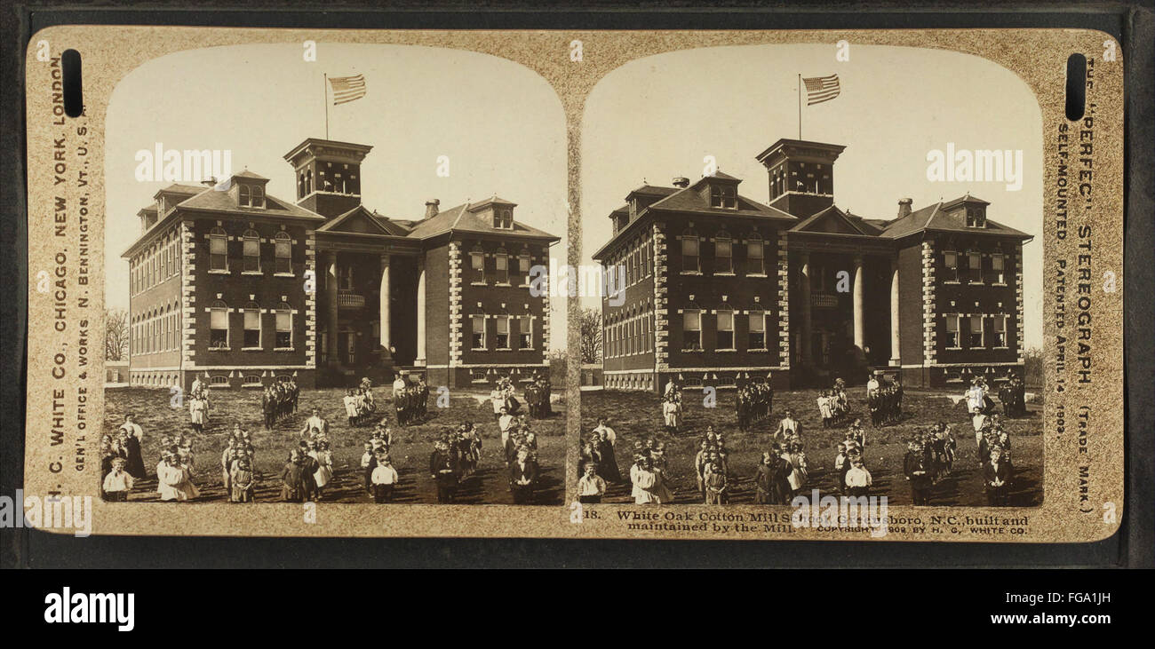 Dieses Vintage-Foto, aufgenommen von H.C. White Co., zeigt die White Oak Cotton Mill School in Greensboro, North Carolina. Die Schule, die Teil der örtlichen Mühlengemeinschaft ist, spiegelt die Bildungsbemühungen wider, die mit den Familien der Mühlenarbeiter verbunden sind. Stockfoto