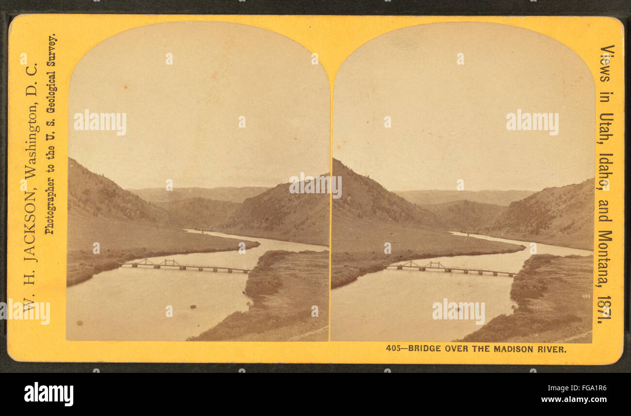 Dieses Vintage-Foto von William Henry Jackson zeigt eine Brücke über den Madison River. Das Bild wurde im späten 19. Oder frühen 20. Jahrhundert aufgenommen und fängt die natürliche Schönheit und Technik dieser Zeit ein. Stockfoto