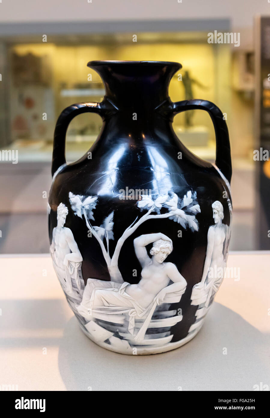 Die Portland-Vase, eine römische Kamee Glasvase zwischen 15 v. Chr. und n. 25, Wolfson Gallery, British Museum, London, England, UK Stockfoto