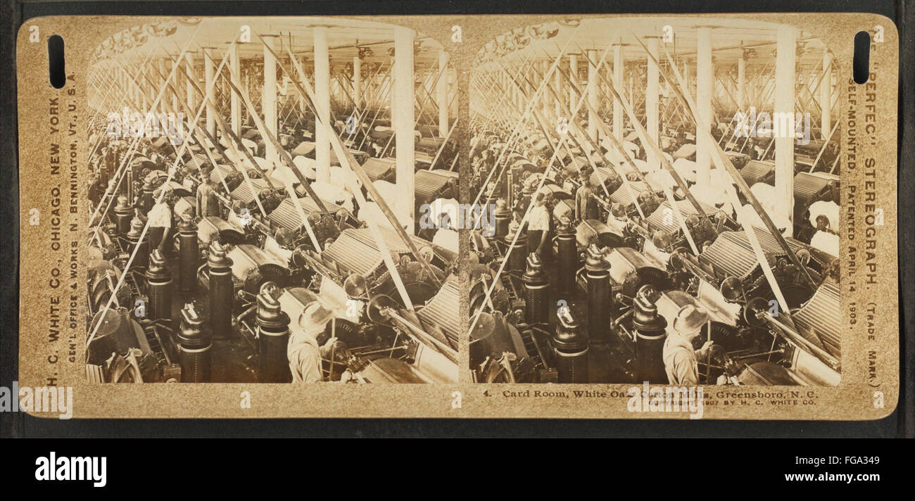 Ein historisches Foto von H.C. White Co., das den Kartenraum der White Oak Cotton Mills in Greensboro, North Carolina, zeigt. Das Bild erfasst das Innere einer Baumwollfabrik während ihrer Betriebszeit und bietet einen Einblick in die frühen industriellen Textilprozesse in den USA Stockfoto