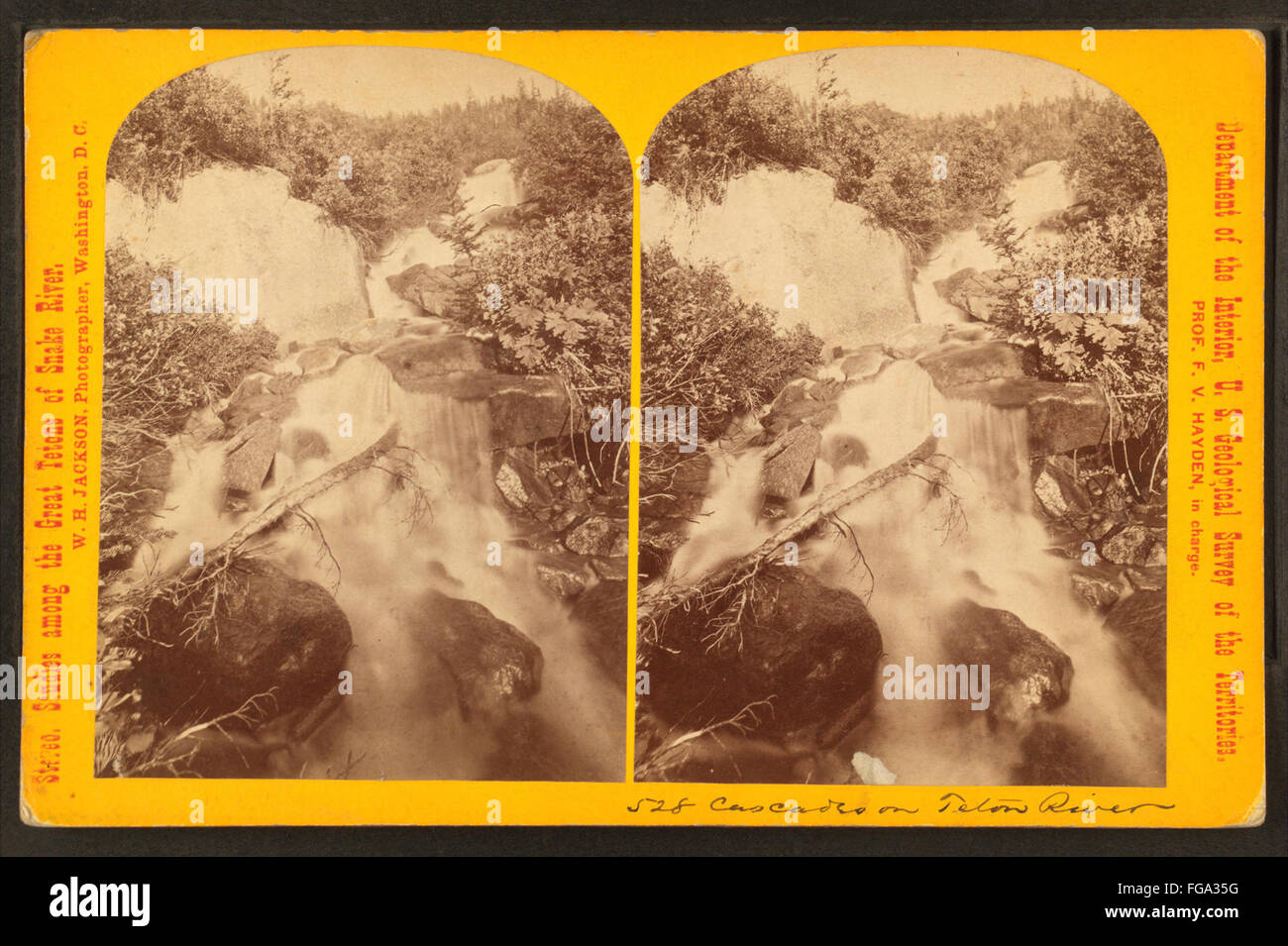 Dieses historische Foto von William Henry Jackson zeigt die ruhigen Kaskaden entlang des Teton River. Das im späten 19. Jahrhundert entstandene Gebäude dient als visuelle Aufzeichnung der amerikanischen Wildnis. Stockfoto