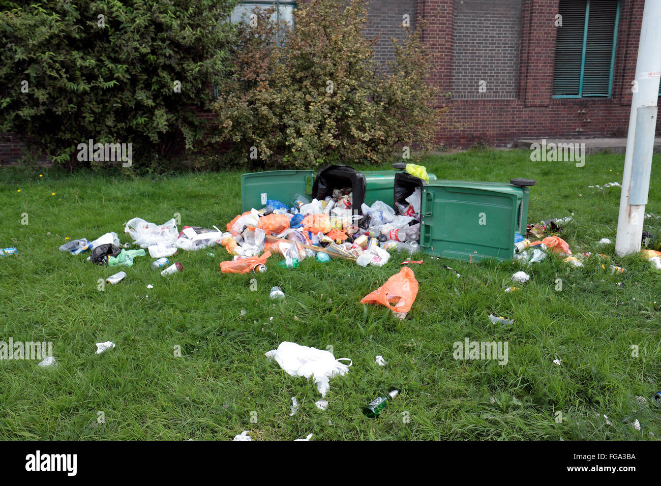 Mülltonnen auf Rädern kippte auf eine Grasfläche am Südufer der Themse in London, Vereinigtes Königreich. Stockfoto