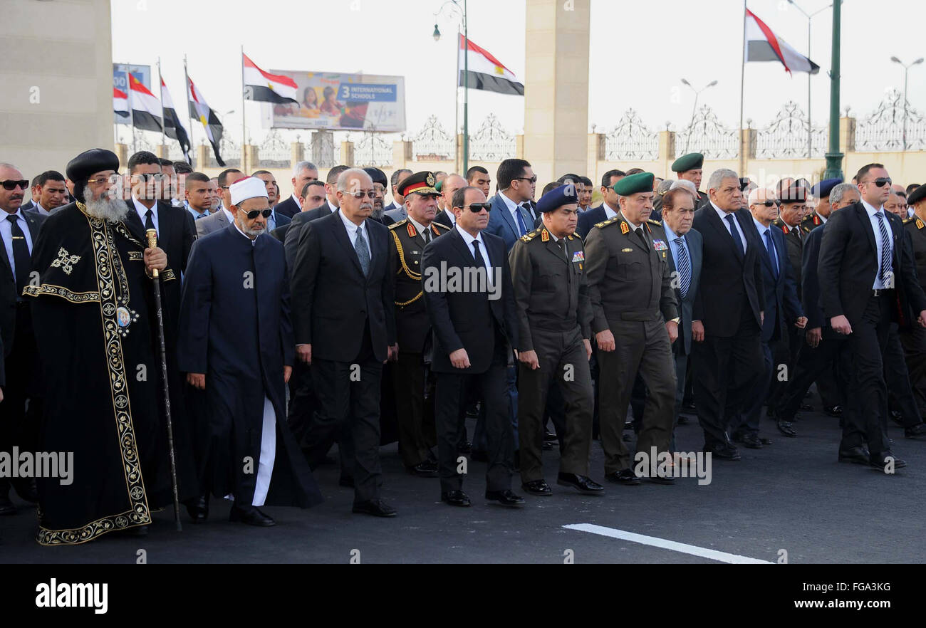 Kairo, Ägypten. 18. Februar 2016. Der ägyptische Präsident Abdel Fattah al-Sisi besucht die Beerdigung des ehemaligen UN-Generalsekretär Boutros Boutros-Ghali in Kairo, Ägypten, am 18. Februar 2016. Politischen, religiösen und diplomatischen Elite Ägyptens erwies sich bei der Beerdigung von Boutros-Ghali, der die Weltorganisation während mehrere globale Konflikte und eines der härtesten Zeiten geleitet © ägyptische Präsident Büro/APA Bilder/ZUMA Draht/Alamy Live News Stockfoto