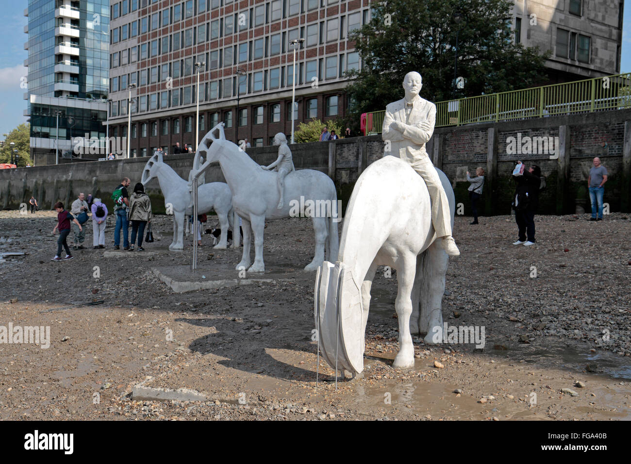 "The Rising Tide" Skulpturen von Jason DeCaires Taylor, installiert auf dem Vorland der Themse, Nine Elms, London, UK. Stockfoto