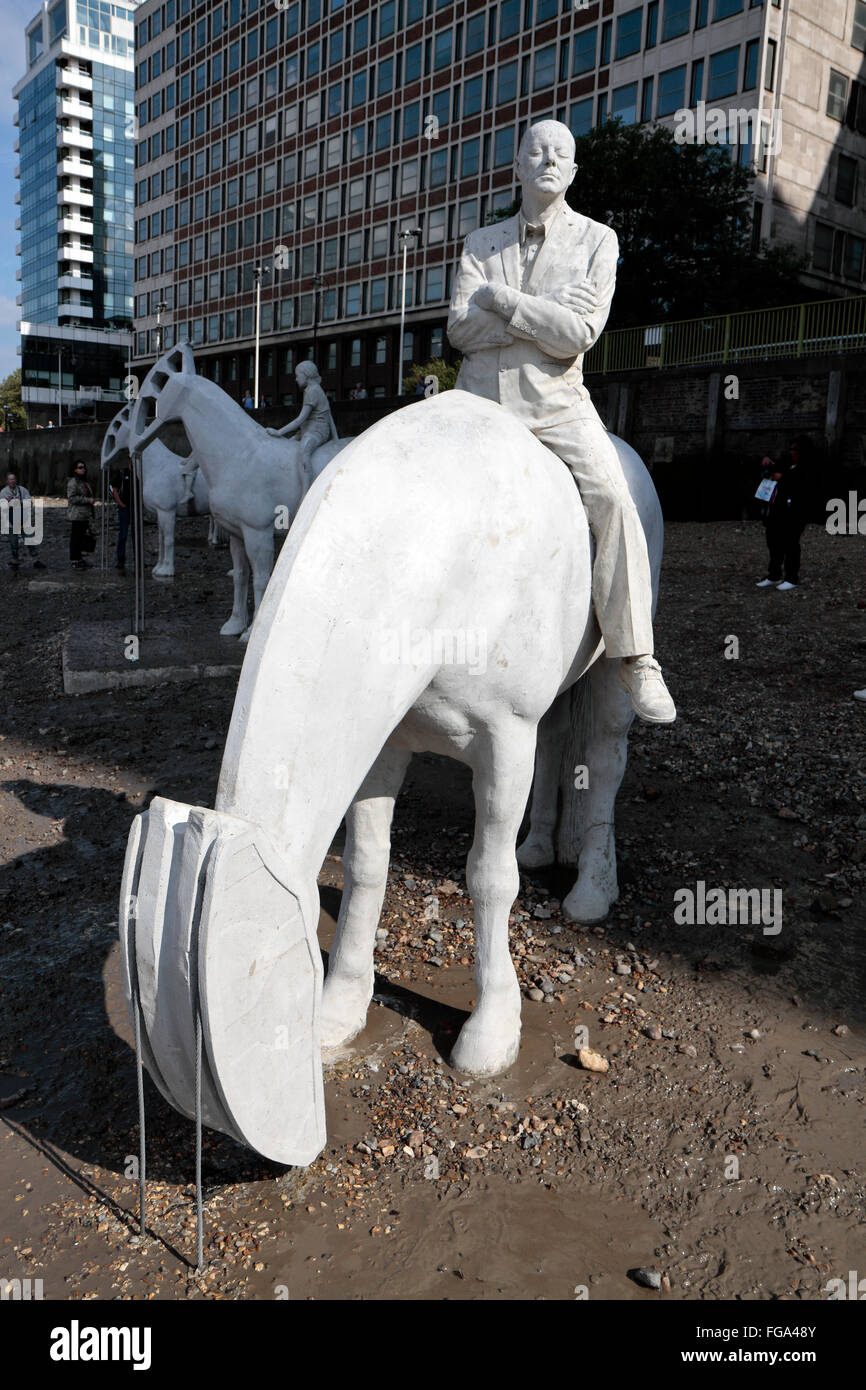 "The Rising Tide" Skulpturen von Jason DeCaires Taylor, installiert auf dem Vorland der Themse, Nine Elms, London, UK. Stockfoto