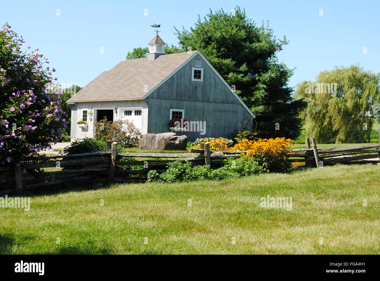 Land-Scheune auf einem gepflegten Land-Bauernhof Stockfoto