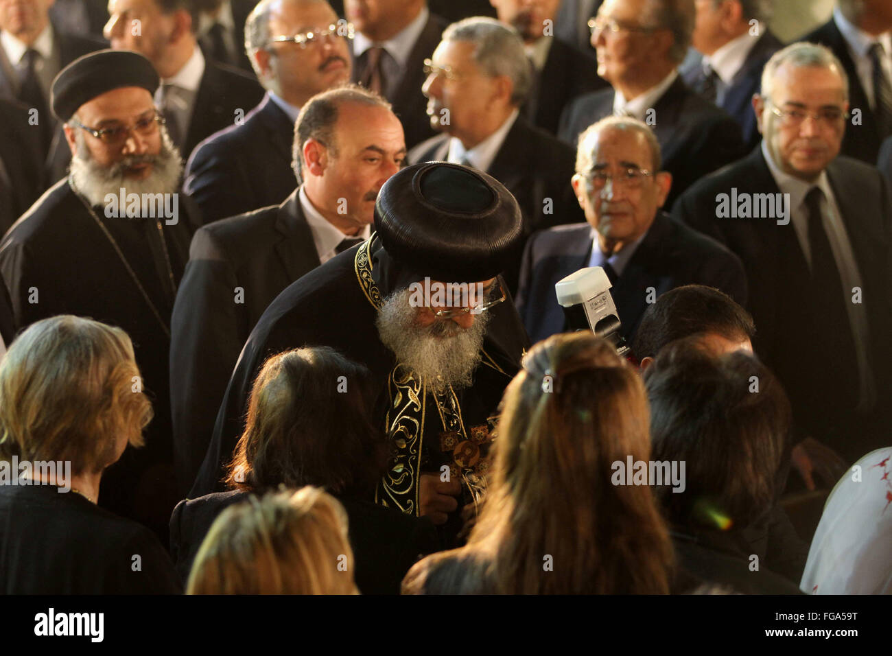 Kairo, Ägypten. 18. Februar 2016. Papst Tawadros II von Alexandria führt die Beerdigung des ehemaligen UN-Generalsekretär Boutros Boutros-Ghali an der St. Peter und St. Paul orthodoxe Kirche, die von seiner Familie in Kairo Abbasiya Bezirk, am 18. Februar 2016 gebaut wurde. Politischen, religiösen und diplomatischen Elite Ägyptens erwies sich bei der Beerdigung von Boutros-Ghali, der die Weltorganisation während mehrere globale Konflikte und eines der härtesten Zeiten geleitet © fremder/APA Bilder/ZUMA Draht/Alamy Live News Stockfoto