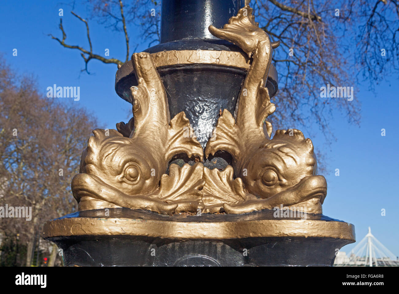 London, Westminster, ein Delphin Lampe-Standard auf der Victoria Embankment, einer der Delfine Schwanzspitze verloren Stockfoto