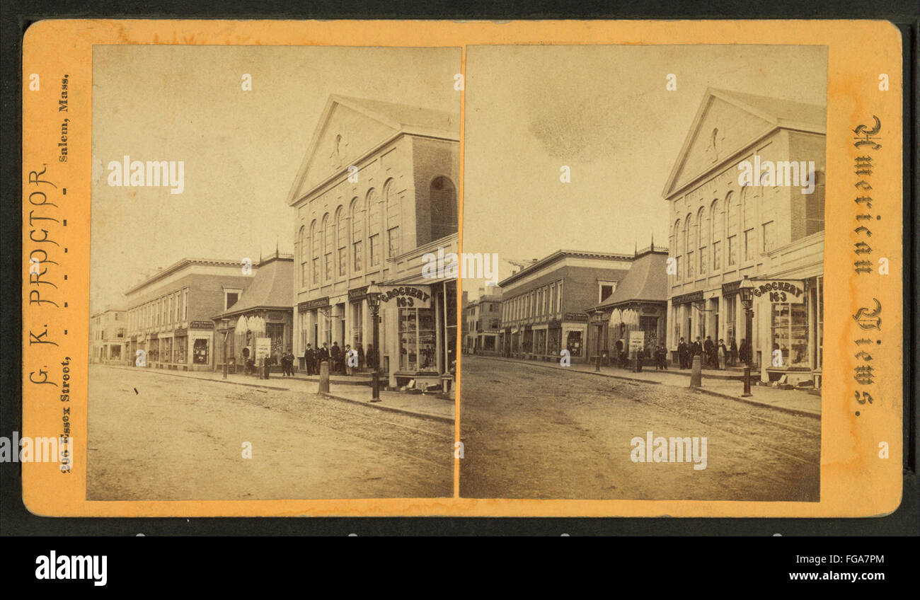 Ein Foto von der Essex Street in Salem, aufgenommen von G. K. Proctor. Das Bild zeigt die städtische Umgebung der Straße in Salem, Massachusetts, mit der Architektur der Gegend. Stockfoto