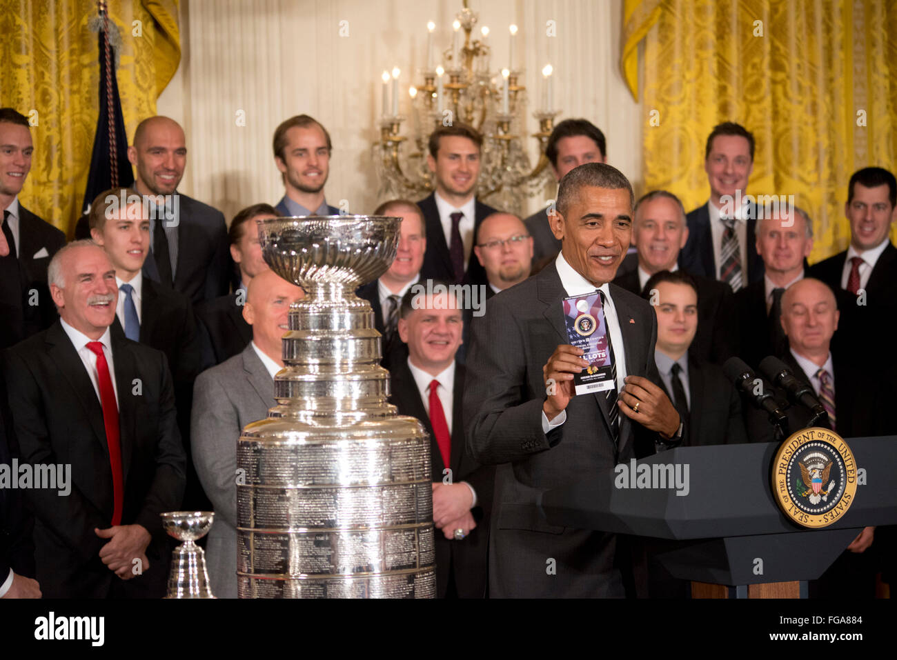 Washington, DC, USA. 18. Februar 2016. Präsident Barack Obama begrüßt den 2015 NHL Champions Chicago Blackhawks im Weißen Haus. Präsident Obama hält einen Parkausweis, die ihm vom Team gegeben. Bildnachweis: Patsy Lynch/Alamy Live-Nachrichten Stockfoto