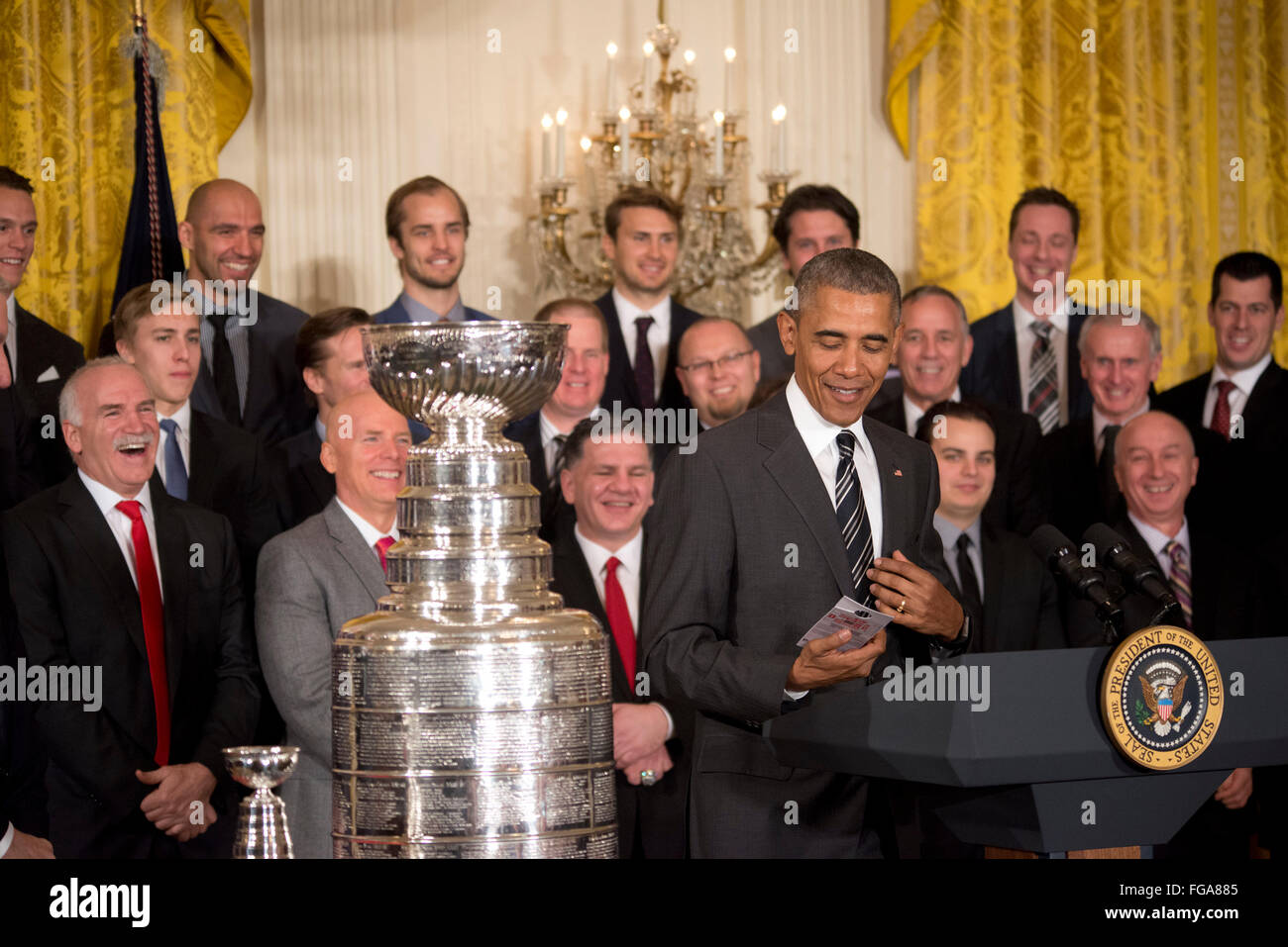 Washington, DC, USA. 18. Februar 2016. Präsident Barack Obama begrüßt den 2015 NHL Champions Chicago Blackhawks im Weißen Haus. Präsident Obama befasst sich mit der Parkausweis vom Blackhawk-Team, die ihm gegeben. Bildnachweis: Patsy Lynch/Alamy Live-Nachrichten Stockfoto