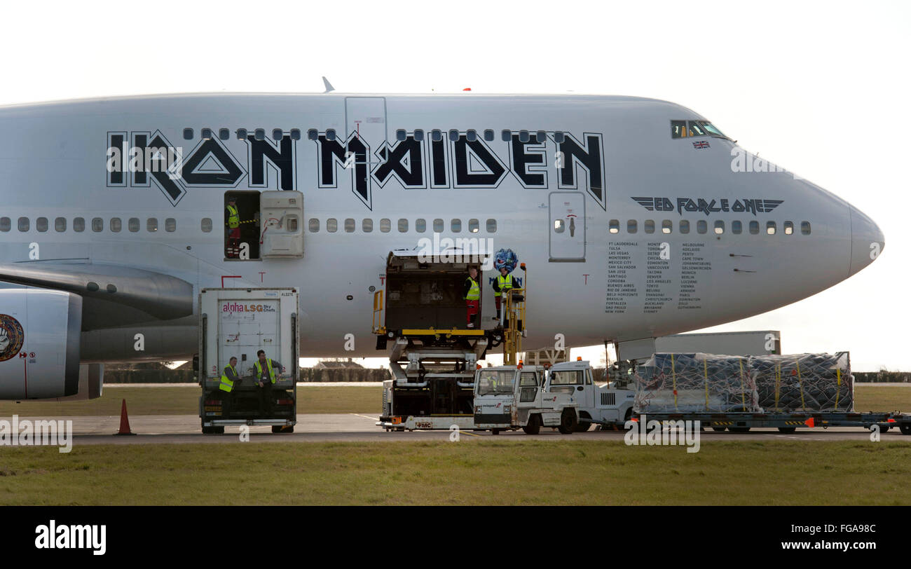 Cardiff, UK. 18. Februar 2016.  Ed Force One - die Boeing 747 Jet Iron Maiden auf ihrer Buch der Seelen World Tour auf der Landebahn in Cardiff heute wird beladen, vor dem Start morgen für die World Tour-Bands verwenden. Bildnachweis: Phil Rees/Alamy Live-Nachrichten Stockfoto