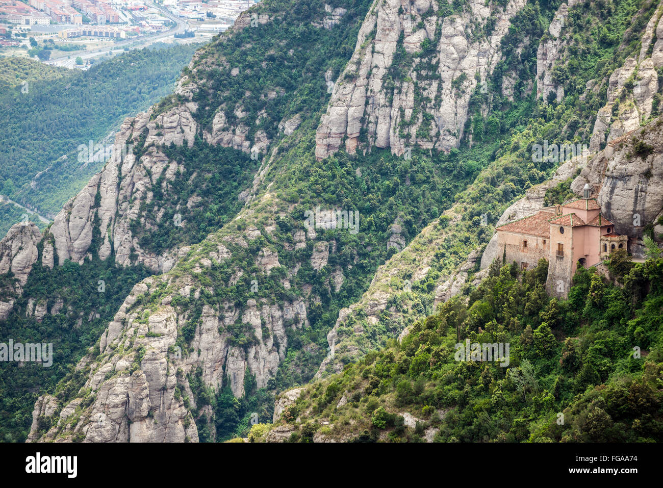 Luftbild mit heiligen Höhle von Montserrat in der Nähe von Benediktiner-Abtei Santa Maria de Montserrat Montserrat Berg, Katalonien, Spanien Stockfoto