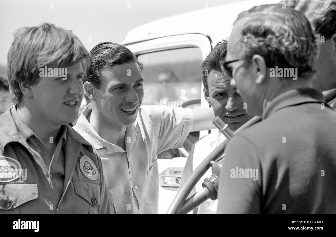 Lotus-Fahrer Jim Clark und Lotus Designer Colin Chapman zu Beginn des Motorsport und formale und Grand Prix Rennen in Kanada in Mosport Rennstrecke in der Nähe von Bownmanville, Ontario, 1960 Stockfoto