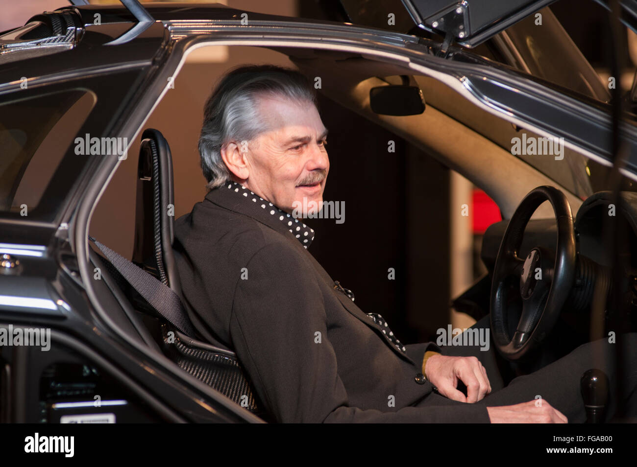 ExCel, London, UK. 18. Februar 2016. Gordon Murray, legendären Formel-1-Designer und "Vater" des McLaren F1 ist bei der zweiten London Classic Car Show geehrt. Eine Sonderschau gewidmet Gordons bekanntester Entwurf, der McLaren F1 verfügt über fünf dieser ikonischen Autos einschließlich zwei Straßenautos, zwei GTRs und einem GT Longtail. Bildnachweis: Malcolm Park Leitartikel/Alamy Live-Nachrichten Stockfoto