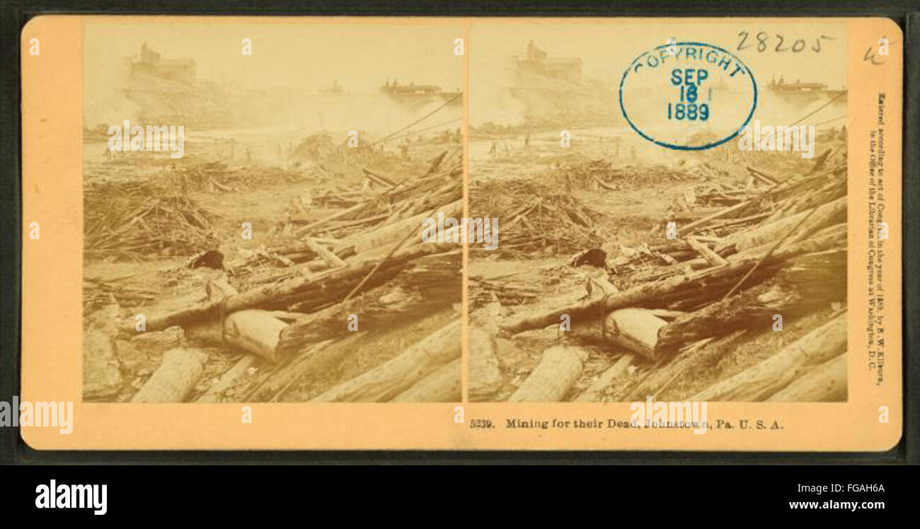Foto, das die Folgen der Johnstown-Flut dokumentiert und die Bemühungen zeigt, in den Trümmern nach Opfern zu suchen. Stockfoto