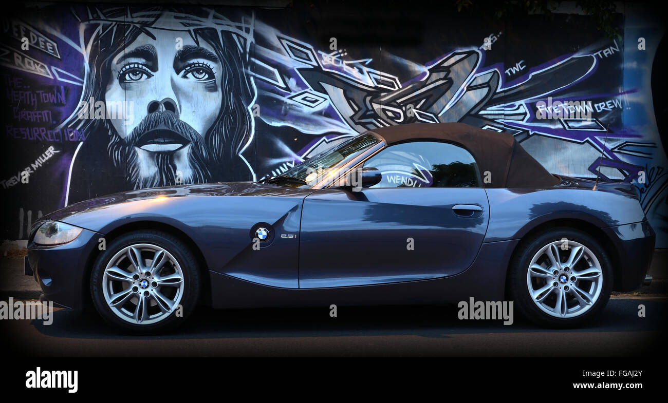 BMW Auto neben graffiti Stockfoto