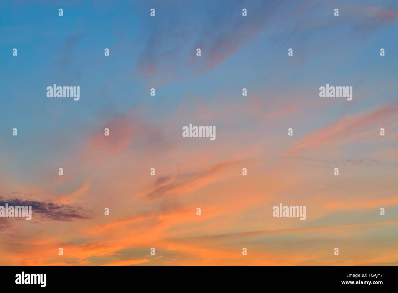 Paradiesische Landschaft mit dramatischen blutroten Sonnenuntergang Wolken Stockfoto