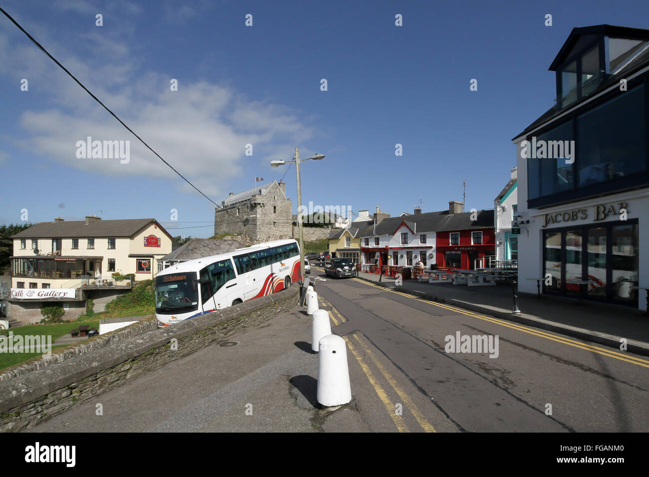 Am Meer-Dorf von Baltimore in West Cork, Irland. Zentrum des Schusses ist Dun Na Séad Burg. Stockfoto