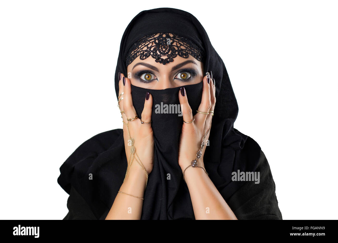 Schöne kaukasischen junge Frau mit schwarzen Schleier auf Gesicht Angst / schockiert. Mit fency arabischen Kostüm Stockfoto