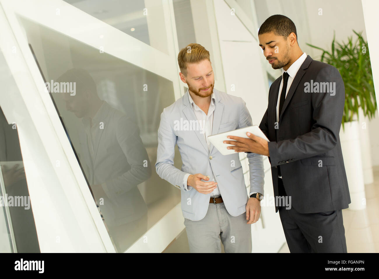 Moderne junge Männer mit Tablet-PC im Büro Stockfoto