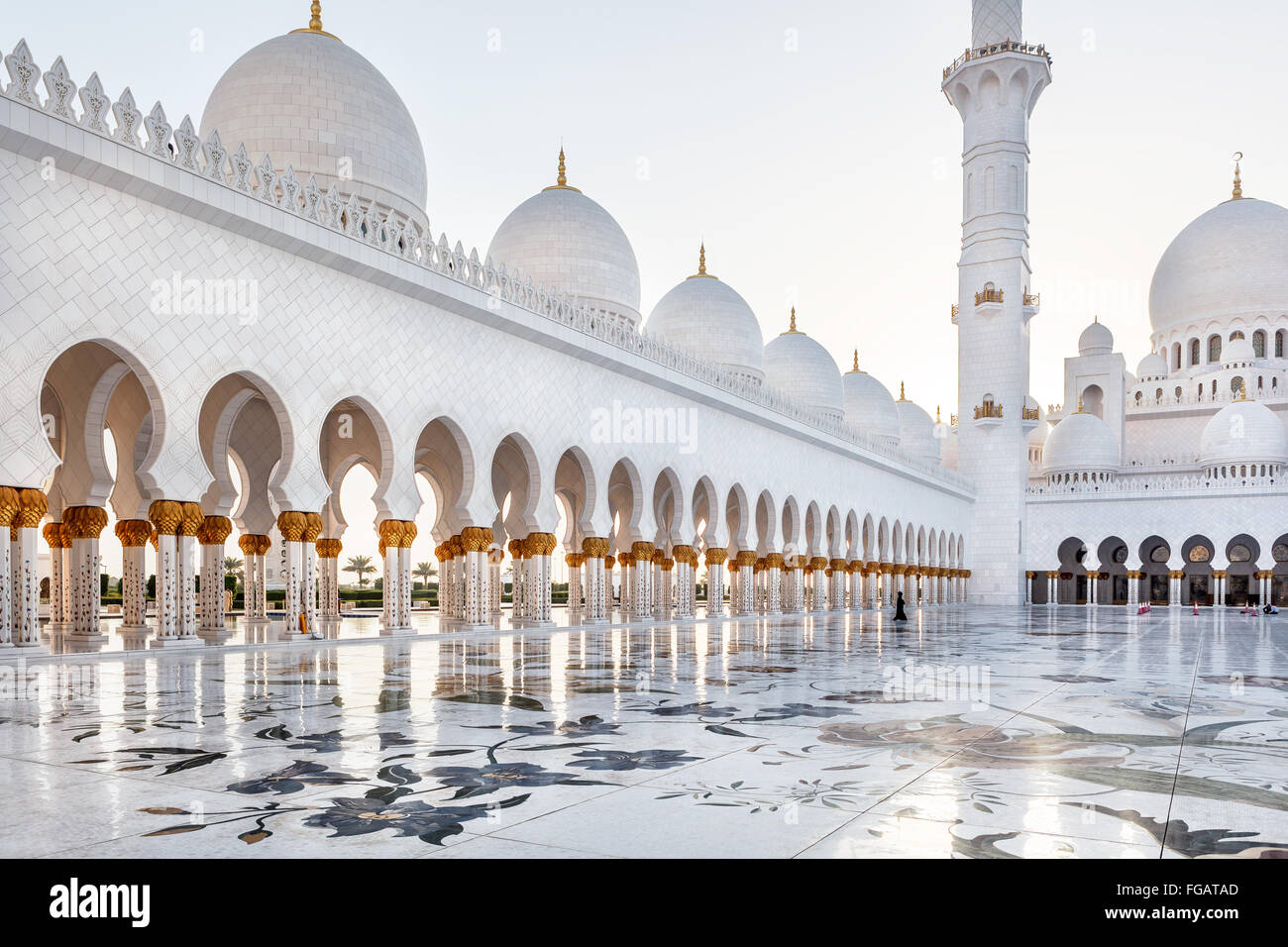 Innenhof des Sheikh Zayed Moschee in Abu Dhabi, Vereinigte Arabische Emirate. Stockfoto