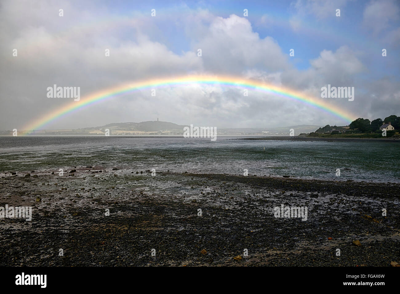Regenbogen über Strangford Lough Loch Einlass Grafschaft Down Dusche regnerisch Seewetter RM Irland Stockfoto